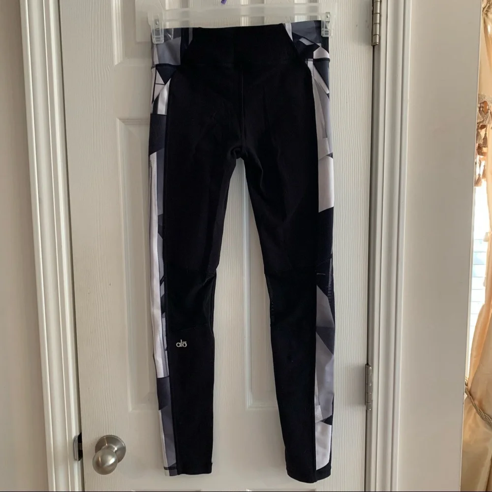 ALO Yoga Leggings - Picture 5 of 8